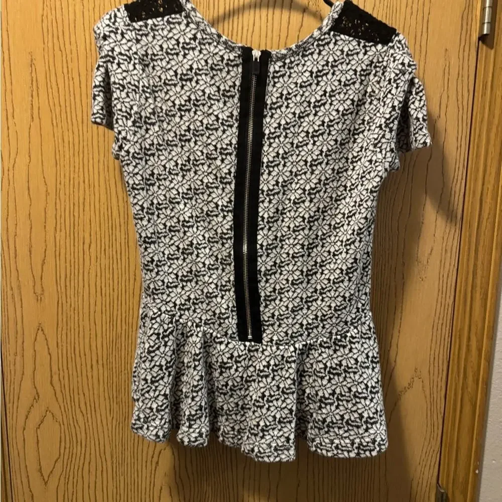 Black and White Patterned Women's Top - Picture 4 of 5